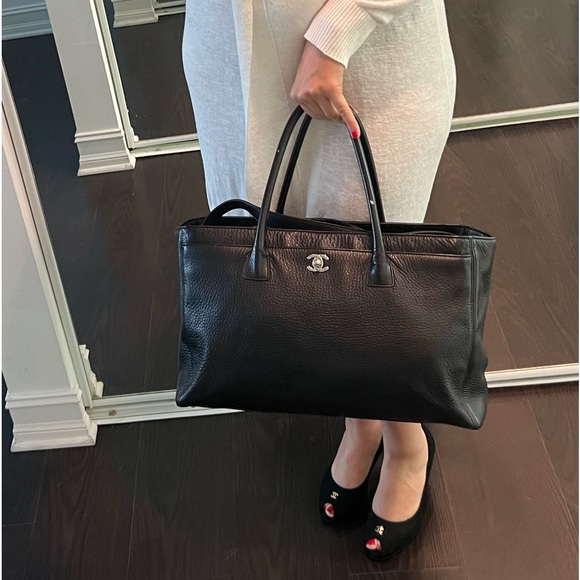 AUTHENTIC - Chanel black executive cerf tote medium. - Picture 2 of 16